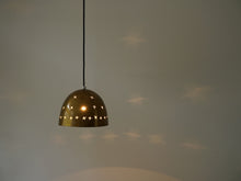 画像をギャラリービューアに読み込む, Orla Høyer（オーラ・ホイヤー）北欧ペンダントランプの点灯の様子
