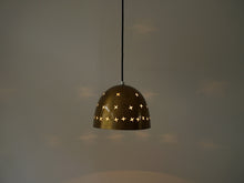 画像をギャラリービューアに読み込む, Orla Høyer（オーラ・ホイヤー）北欧ペンダントランプの点灯した様子全体図
