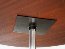 画像をギャラリービューアに読み込む, アルネ・ヤコブセンのテーブルの天板接続部
